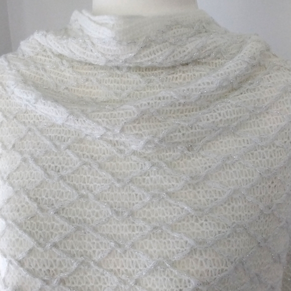 Cape shawl wrap in off white with metallic silver thread detail with fringe - Picture 2 of 7